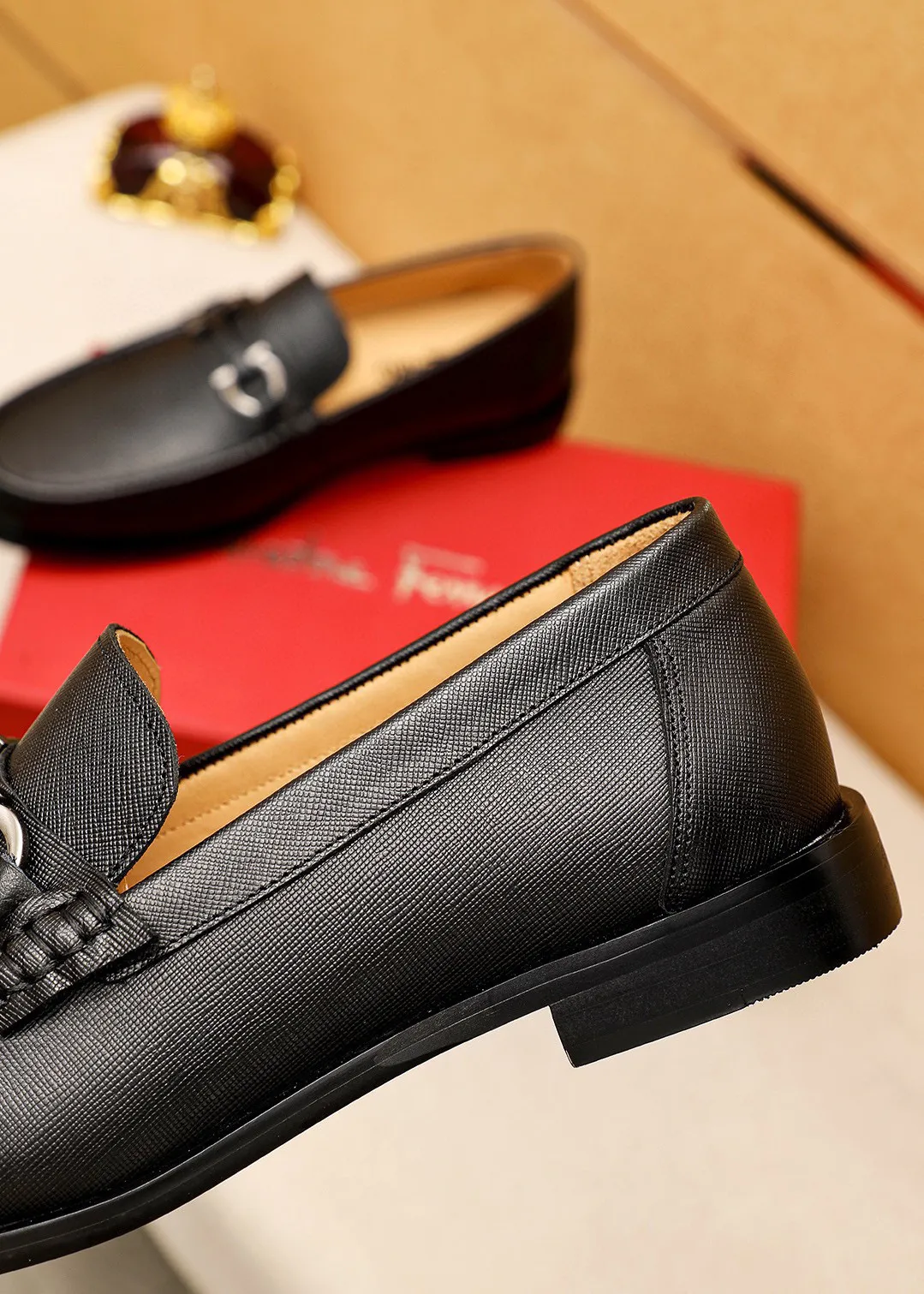 Men's shoes 💰442 💐 Product trademark: Ferragamo "Ferragamo" casual leather shoes Regular size: 38-44 (45.46🉑️customized) Product materials: Selected imported first-layer cross-grain cowhide upper + original hardware buckle, imported water-dyed cow leather lining. Strong three-dimensional visual effect, combined outsole Color: 1⃣️color optional